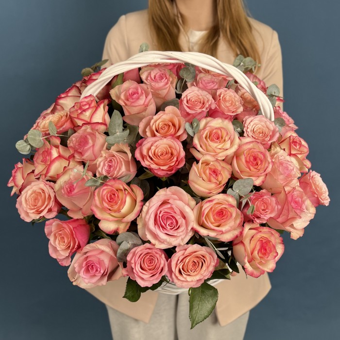 51 роза Алани микс с эвкалиптом в корзине